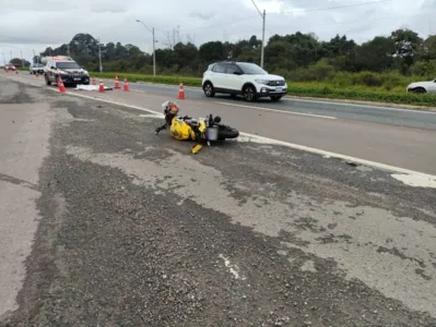 Moto bate contra caminhão e piloto que estava a caminho de casa morre