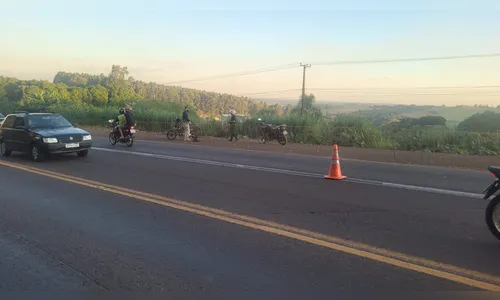 Motociclista bate em carro ao passar por acidente fatal em Apucarana