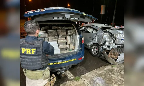 Carro roubado é flagrado com mais de meia tonelada de maconha no PR