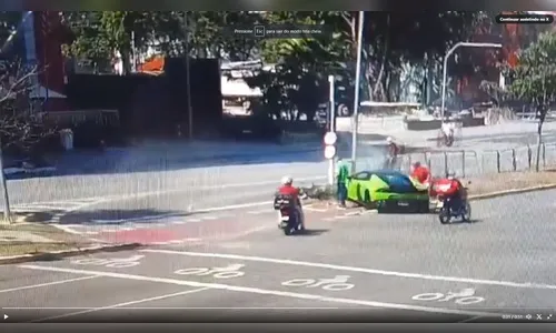 Motorista de Lamborghini atropela ladrão que o roubou; veja