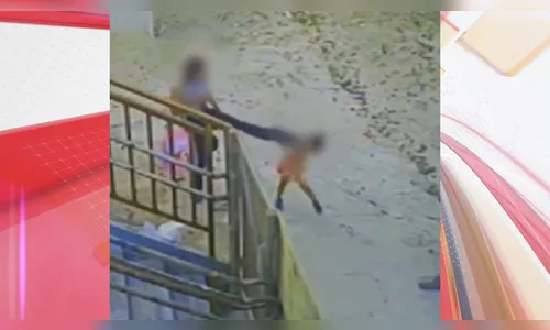 Mulher chuta cabeça da filha de 3 anos após buscá-la em creche; veja