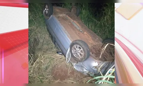 Motorista de 29 anos fica ferida após carro capotar na PR-170