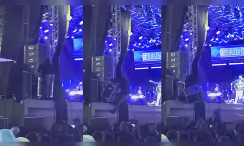 Fã de Gusttavo Lima cai ao tentar subir em palco durante show; veja