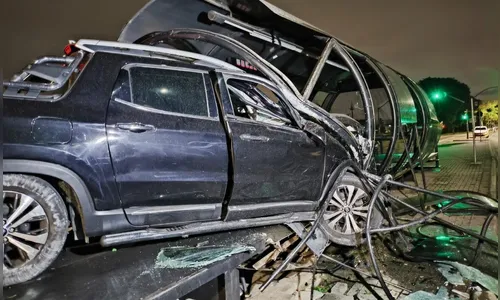 Motorista destrói estação-tubo após perder controle de picape no PR