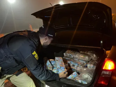 No porta-malas do veículo estavam 93,6 quilos de maconha e 8 quilos de skunk, forma mais cara e potente da maconha