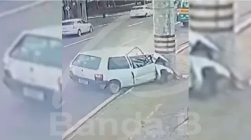 O Fiat Uno colidiu contra um poste
