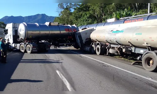 Pista é bloqueada após acidente entre dois caminhões na BR-277