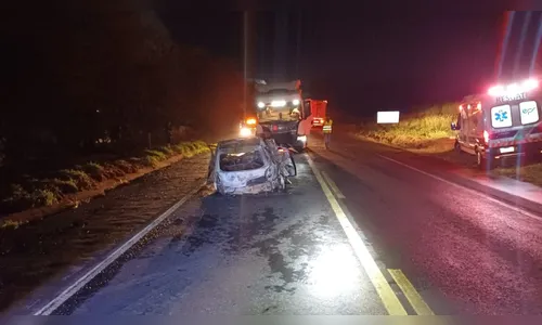 Homem morre após carro pegar fogo durante acidente no norte do PR