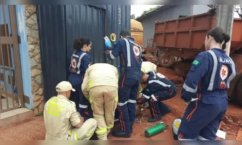 Trabalhador fica em estado grave após ser prensado por caminhão