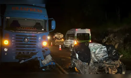 Motorista perde controle e colide contra carreta; 3 pessoas morreram
