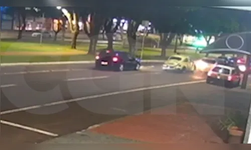 Fusca 'sem freio' atinge carro de família em avenida; veja flagrante