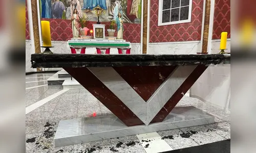 Homem ateia fogo em altar de igreja no PR; confira o flagrante