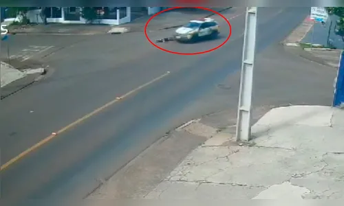 Viatura da PM atropela homem no meio da rua; veja flagrante