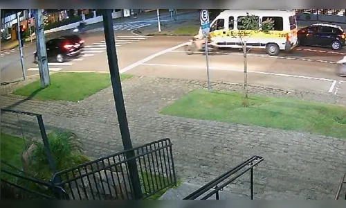 Vídeo mostra momento em que PM fura sinal e atinge motociclista; veja