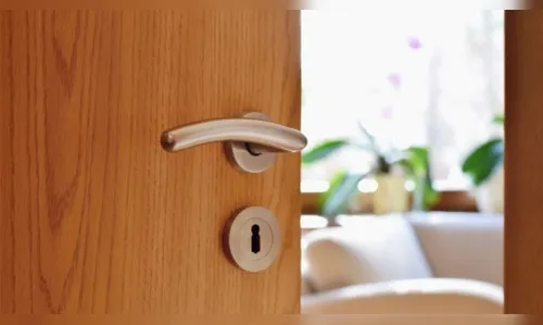 Mulher não aceita término, invade casa de ex e quebra objetos