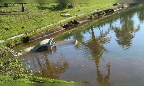 Motorista perde controle e carro cai dentro de lago em pesqueiro no PR