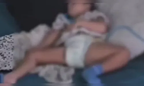 Mulher é presa após desligar sonda do filho: 