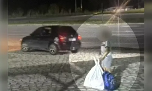 De mochila e sacola: menino de 8 anos é abandonado pelos pais em pista