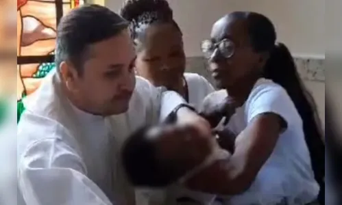 Padre que deu puxão em bebê é afastado e fará retiro espiritual