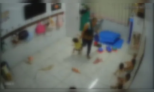 Professora é flagrada puxando alunos pelo braço em CMEI; veja vídeo