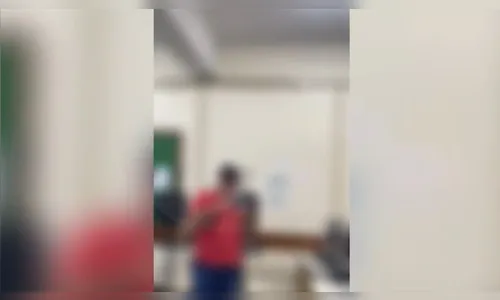 Vídeo flagra momento em que alunos confrontam suspeito de assédio