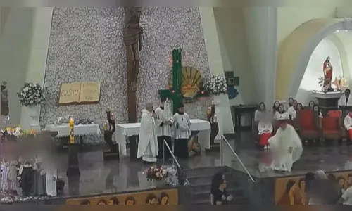 Criança invade altar, e padre corre para impedi-la de queda; assista