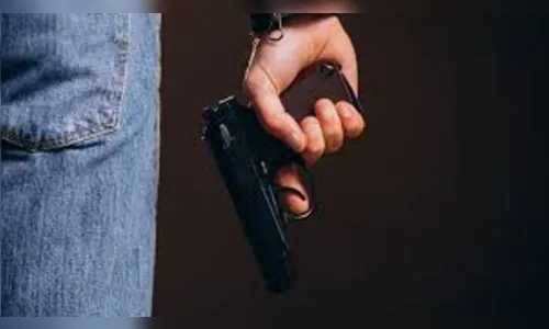 Homem tem arma de fogo apreendida em comércio e ameça proprietário