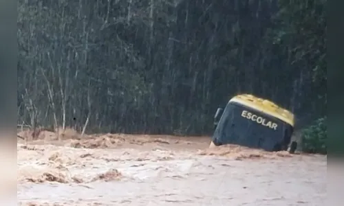 Ônibus escolar é arrastado por correnteza durante temporal