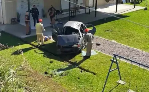 O motorista perdeu o controle do veículo e, desgovernado, caiu em uma chácara