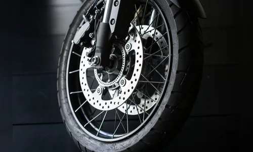 Motociclista é flagrado fazendo manobras perigosas em Apucarana