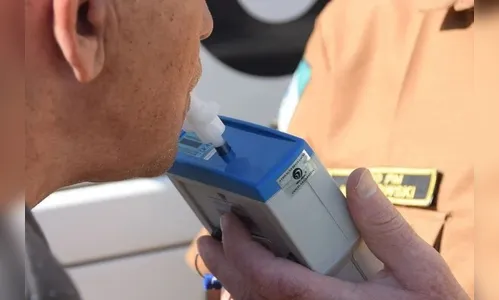 Motorista embriagado é flagrado pela PM dirigindo em zigue-zague