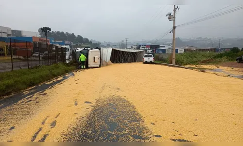 Caminhão com carga de milho tomba e bloqueia BR-376; saiba qual trecho