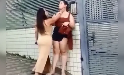 Influenciadora agride namorada do pai, 50 anos mais nova; veja vídeo