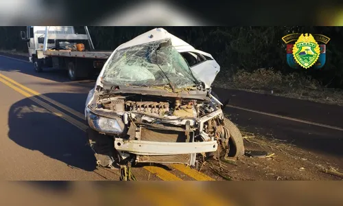 Carro com idosos bate contra caminhão no PR; motorista morreu