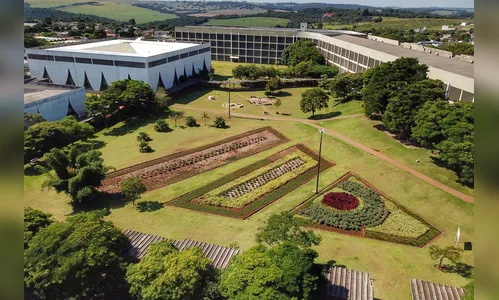 Unioeste abre processo seletivo com salários de até R$ 7,6 mil