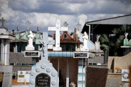 Sepultamentos ocorrem no Cemitério Portal do Céu