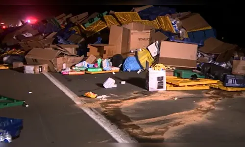 Carreta dos Correios com doações para o RS tomba na SP-348