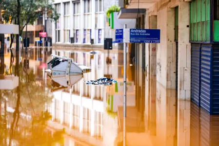 Porto Alegre tem vários trechos inundados, incluindo no centro da cidade
