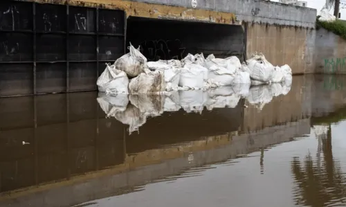 Prefeitura usa sacos para fechar comportas danificadas em Porto Alegre