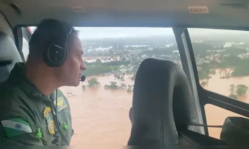 Bombeiros do Paraná salvam moradores ilhados no RS; veja vídeo
