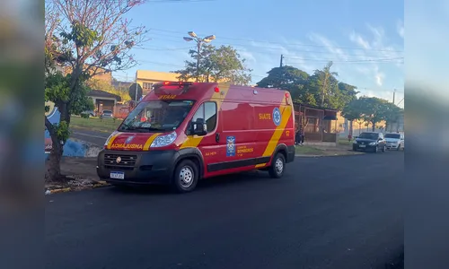 Mulher fratura o pé após acidente entre carro e moto em Apucarana