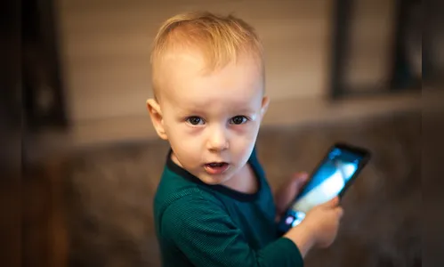 Uso de telas por crianças pequenas  reduz a interação verbal com pais