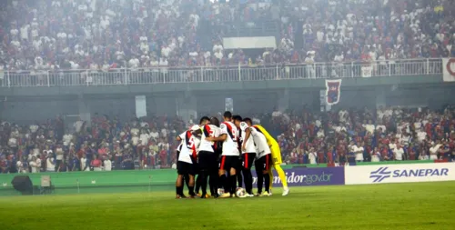 Time do Apucarana Sports no jogo que enfrentou o Paraná Clube no Couto Pereira, em Curitiba