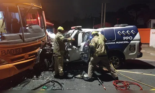 Quatro ficam feridos em acidente entre viatura da GM e ônibus