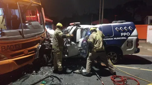 Três ocupantes da GM e o motorista do ônibus ficaram feridos