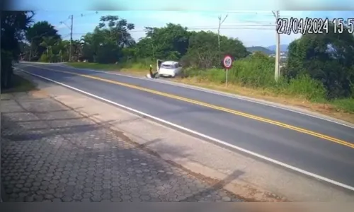 Vídeo: casal salta de Fiat Uno em movimento e joga carro em ribanceira