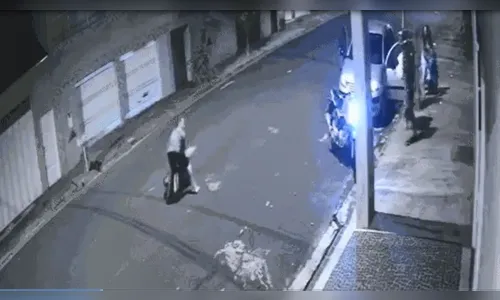 Casal reage a assalto e dá surra em dois bandidos; assista