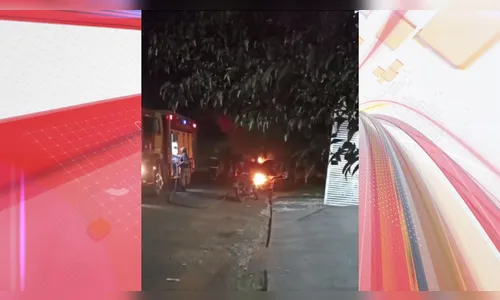 Vídeo mostra bombeiros de Apucarana combatendo incêndio em Fusca; veja