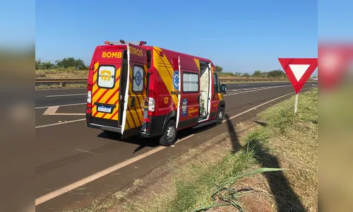 Motociclista sofre queda e fica ferido após pegar 