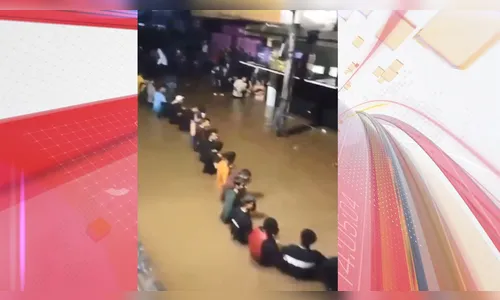 Voluntários formam cordão humano para ajudar resgate de vítimas no RS